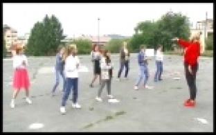 Репетиции под открытым небом проводят юные первоуральские актеры