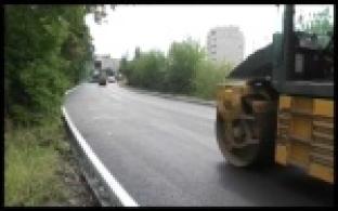 На улице Емлина укладывают асфальт