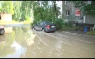 Двор на улице Строителей затопило водой