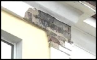 В доме на улице Чкалова после капремонта осыпается фасад