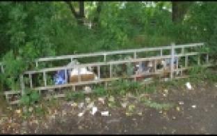 Жителей Магнитки возмущает свалка на автобусной остановке