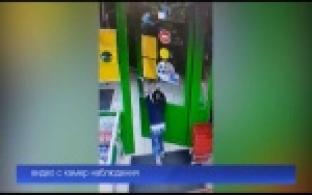 Ребенок порезал руки, врезавшись в стеклянную дверь магазина