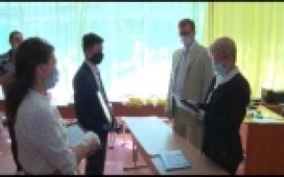 Первоуральским выпускникам-отличникам вручили золотые медали