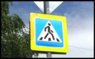 Инспекторы ГИБДД нанесли предупреждающие надписи около пешеходных переходов