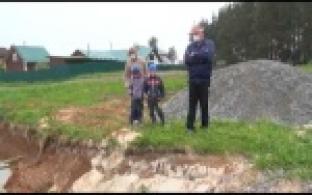 В Билимбае ребенок упал в канаву, которую вырыли жители