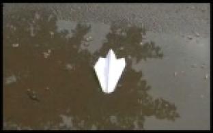 Мир отмечает необычный праздник - День бумажных самолетиков