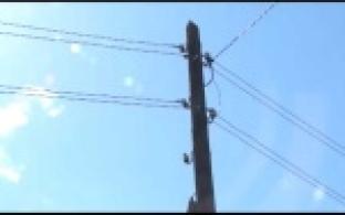 Жители Самстроя опасаются обрушения столбов линии электропередач