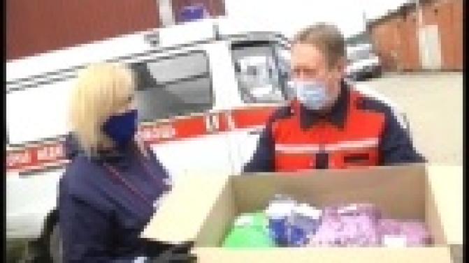 Защитные маски и очки подарили первоуральским работникам скорой помощи