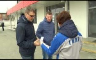 Профсоюзные активисты раздавали многоразовые маски работникам ПНТЗ