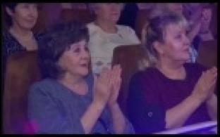 Женщин - ветеранов ПНТЗ поздравили со сцены ДК