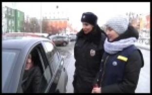 Первоуральские автоинспекторы поздравили водителей