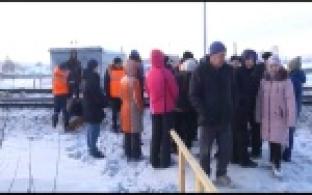 Жители Первомайки не дали железнодорожникам снести мост