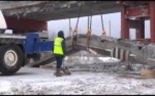 Строители разбирают старый мост в районе Новоалексеевки