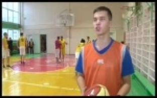 Школьники сыграли в баскетбол с заводчанами