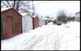 Гаражи на улице Емлина затапливает водой