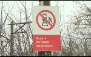 Жители Первомайки остались без удобного, но опасного перехода