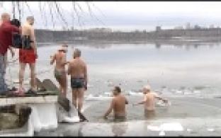 Любители зимнего купания открыли сезон