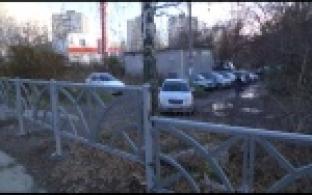 Забор перекрыл тротуар на улице Емлина
