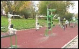 На набережной городского пруда открыли спортплощадку