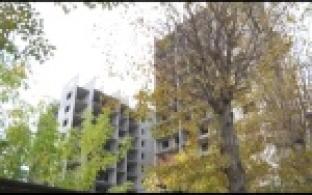 Опасный тротуар рядом с недостроенным домом