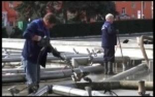 Сотрудники «Водоканала» чистят фонтан