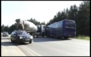 Автобус столкнулся с бетономешалкой