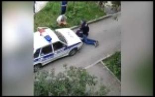 Пьяный мужчина устроил дебош во дворе дома