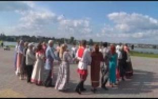 На набережной пруда водили хороводы