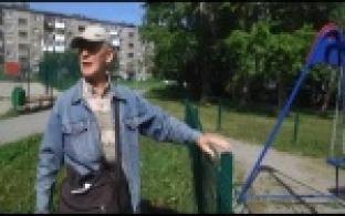 Пенсионер ухаживает за детской площадкой во дворе