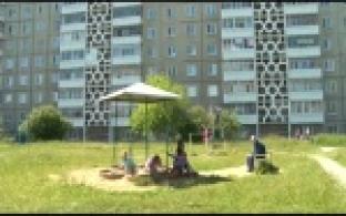 Качели на детской площадке «отремонтировали» скотчем