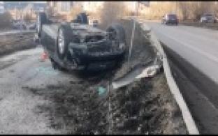 В ДТП на Емлина перевернулся автомобиль