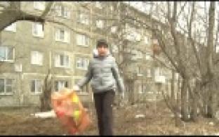 Мальчик сдает бутылки