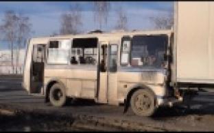 Автобус въехал в стоящую фуру