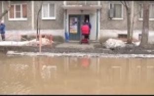 Дворы утопают в грязи и лужах