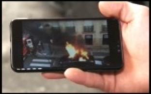 Французские пожарные тушат автомобиль