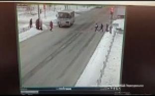 Девочку сбил автобус