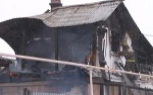 Два дома сгорели в крупном пожаре