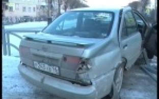 В центре Первоуральска автобус столкнулся с легковушкой