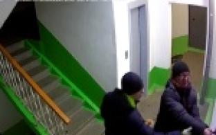 Сорвали информационный стенд в подъезде