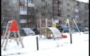 С новой детской площадки украли ограждение
