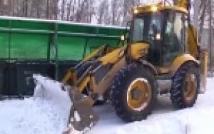 Коммунальщики борются со снегом, а медики - с последствиями падений