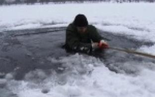 На Нижнем пруду из ледяной воды вытащили мужчину