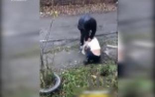 Избил женщину на глазах у прохожих