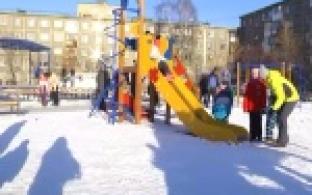 Вместо ржавых качелей – новый городок и корт
