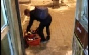 Разбил витрину магазина, чтобы украсть спиртное