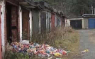 Сотни булок хлеба нашли в гаражах на окраине города