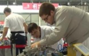 Белые металлурги учат роботов делать трубы