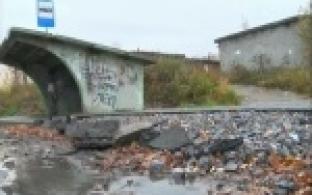 Выломали бордюры и испортили новый тротуар