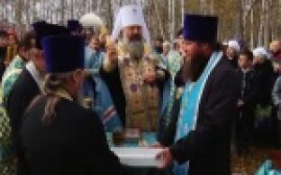 В березовой роще строят церковь