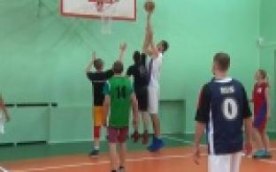 Студенты сыграли с двухметровым баскетболистом